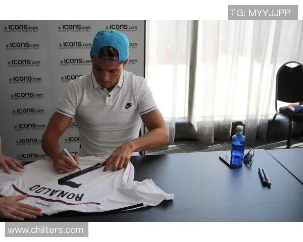 足球巨星亲笔签名卡片成收藏新宠 球迷热捧稀有签名卡背后的价值秘密